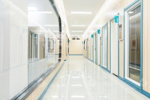 复明眼科医院上班时间是每天8:00-22:00，节假日无休想去验光/配镜/看眼病的友友记得提前预约!