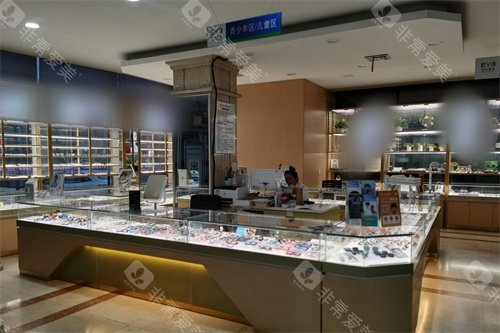 抚顺爱尔眼科医院1楼镜展区