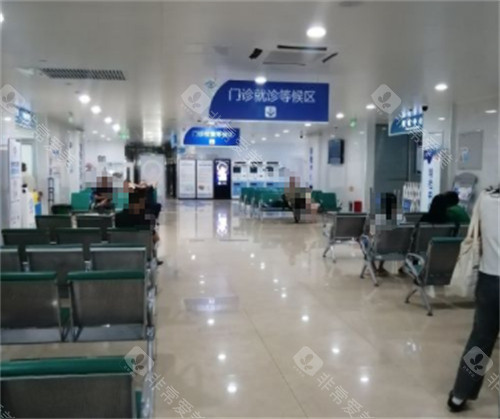 潍坊眼科医院大厅等候区环境图