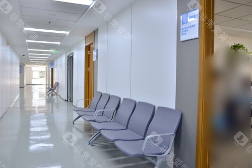 成都普瑞眼科医院候诊区