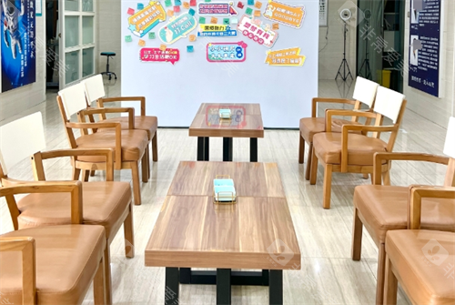 海口国爱近视医院休息区一角