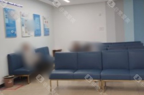 上海医大眼科候诊区