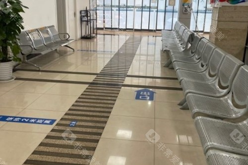 上海和平眼科医院候诊区图片