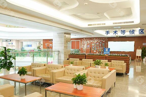 广州爱尔眼科医院手术等候区图片