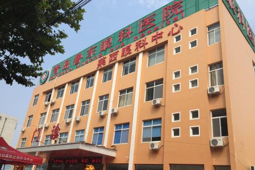 青岛鲁东眼科医院怎么样？15年老牌专科！赵晓东15000例手术+全飞秒2mm切口，价格5800+有依据！