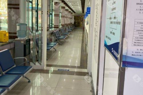 临沂新益民眼科医院候诊区