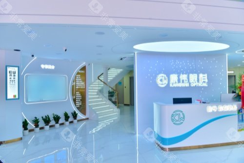 海南康伟眼科近视治疗中心前台大厅
