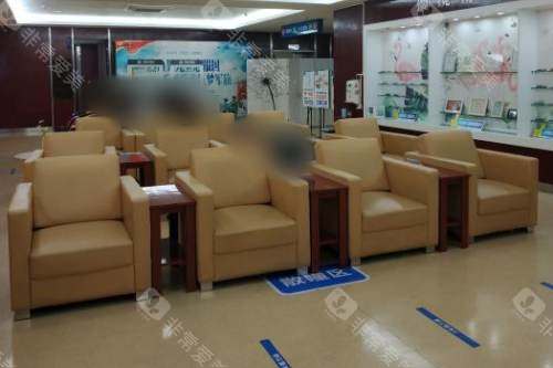 成都新视界眼科医院散瞳候诊区
