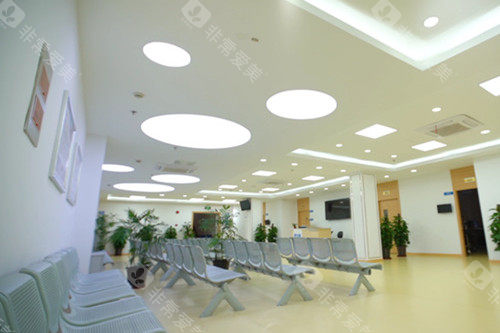 上海和平眼科大厅等候区