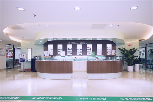 北京茗视光眼科近视眼手术费用：全飞秒13500元起，半飞秒10500元起