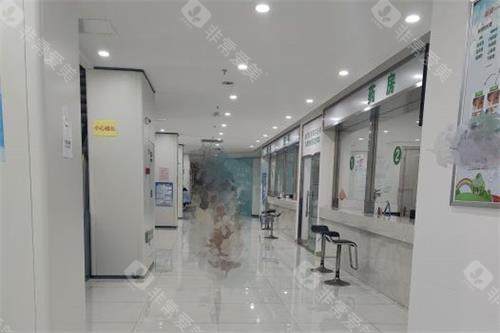 合肥东南眼科医院走廊环境