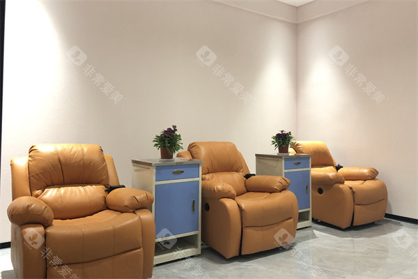 银川进川眼科医院休息区沙发