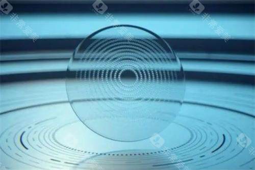 依视路星趣控镜片