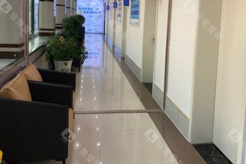 临沂新益民眼科医院角膜塑形镜候诊区