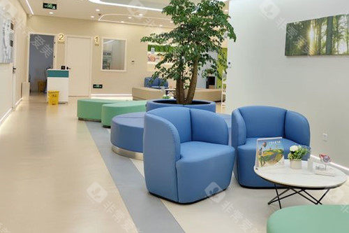 上海柠盟眼科门诊内部休息等待区环境