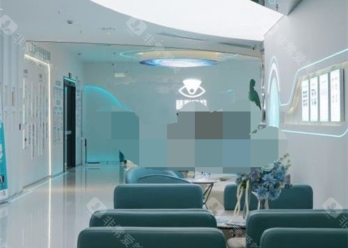 成都睛彩眼科医院前台大厅