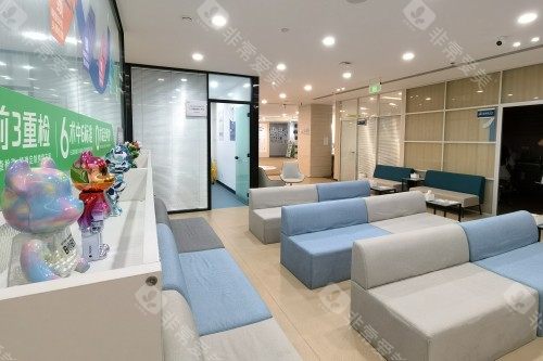 青岛鹿晰眼科医院候诊区