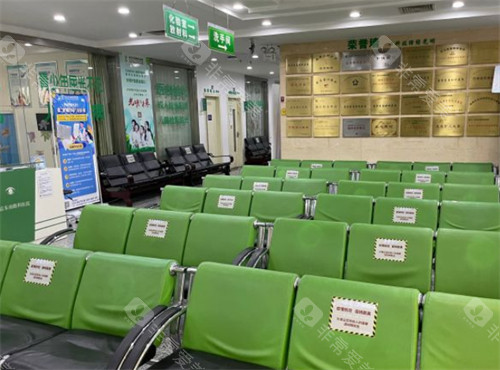 南京东南眼科等候区环境图