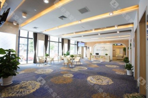 武汉爱尔眼科医院候诊区