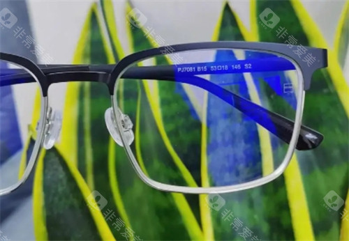 渐进镜片2026价格一览表：‌蔡司2500元起、依视路2000元起、豪雅2580元起