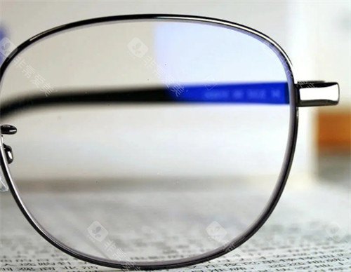 蔡司智锐镜片特写