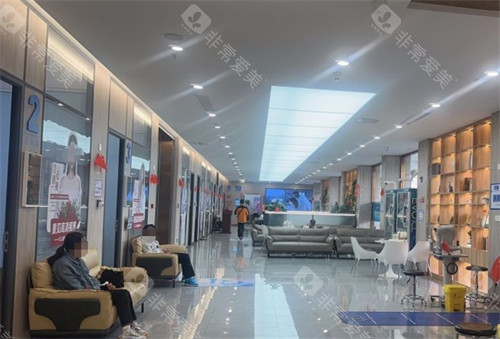 昆明普瑞眼科医院价格表全解析：全飞秒18000元起|ICL晶体植入30000元起|角膜塑形镜4000元起