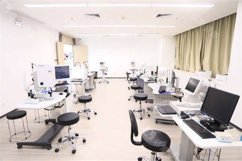 广州视百年眼科价格表速览：近视矫正8800元起|老花矫正14800元起|角膜塑形镜5890元起！