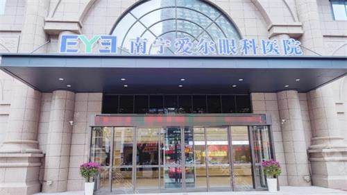 南宁爱尔眼科门口环境