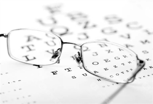 爱尔眼科老花眼手术多少钱?价格表:老花眼晶体植入手术23000元起、巩膜屈光手术18200元起、三焦点晶体置换术25800元起