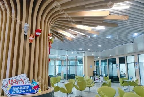 昆明普瑞眼科医院近视眼手术价格表：全激光12800元起、全飞秒16800元起、ICL晶体植入31800元起 