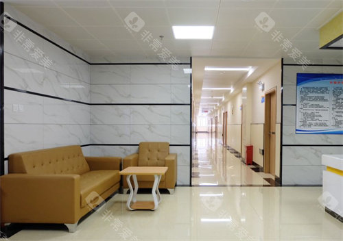 广西晶亮眼科医院靠谱吗？设备技术牛不牛？医师团队强不强？近视/白内障等眼病治疗有啥优势？