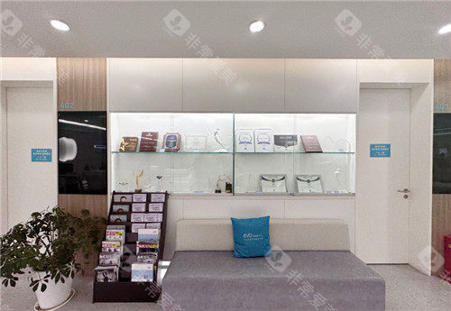 廉井财在上海哪家医院？新视界中兴眼科院长坐诊，主攻屈光手术，30余年临床完成超10万例矫正！