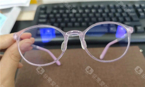 孩子初次配近视镜什么镜片好？防控镜片VS普通镜片，选错一年涨100度！