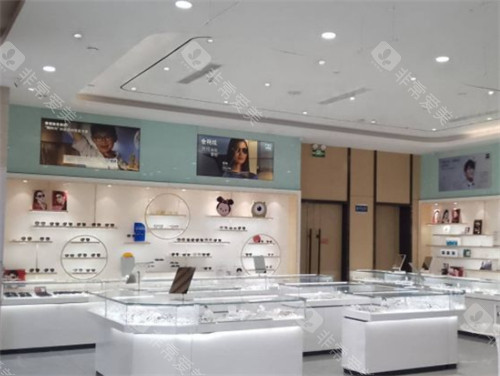 想摘镜又怕不正规？青岛鹿晰眼科医院靠谱吗？医生技术、设备、价格全揭秘！