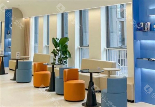 成都悦瞳眼科医院价格表：TICL晶体植入30000元起|全飞秒4.0赠千元购物卡，热门术式价格全公开